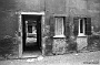 Via Vendramini (porta di ingresso ad un gruppo di abitazioni di tipo popolare, forse fine 800 - 1986)